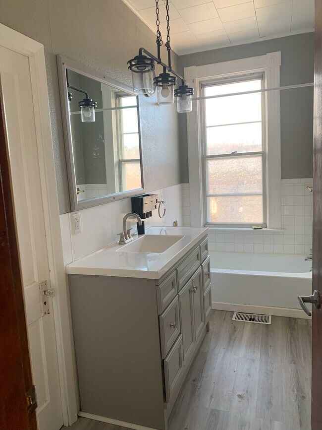 Photo - 2411 Queen St