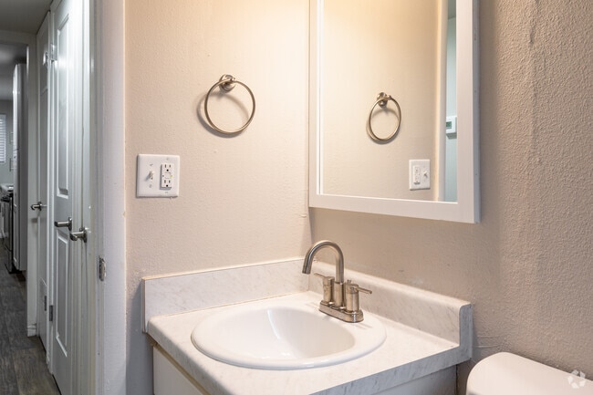 1BR, 1BA 700SF