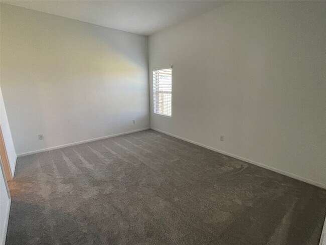 Photo - 827 Rosewood Trl