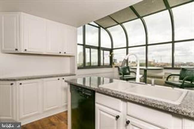 Building Photo - Bi-Level Penthouse with 3 Balconies & Delaware River Views | 3 Bed, 3 Bath | Society Hill