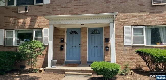 Building Photo - 2-31-31 Virginia Dr Unit B Rental