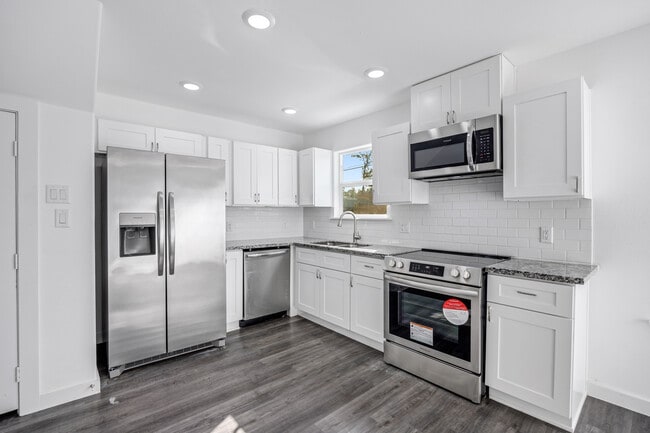 Building Photo - 5719 Polly St