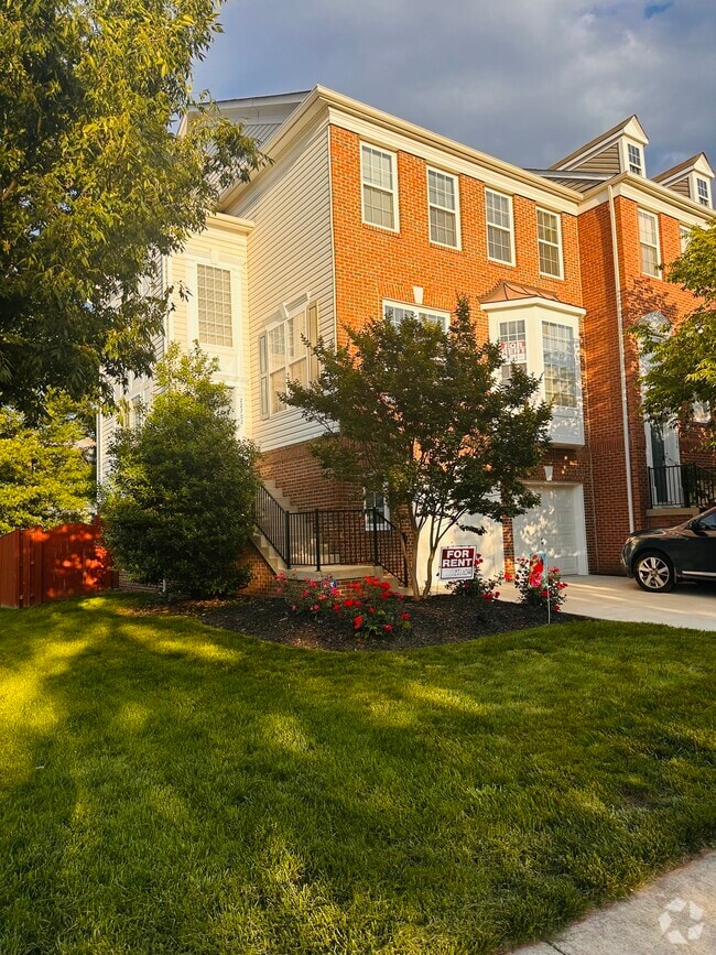 Building Photo - 22702 Lamoreaux Landing Square Rental