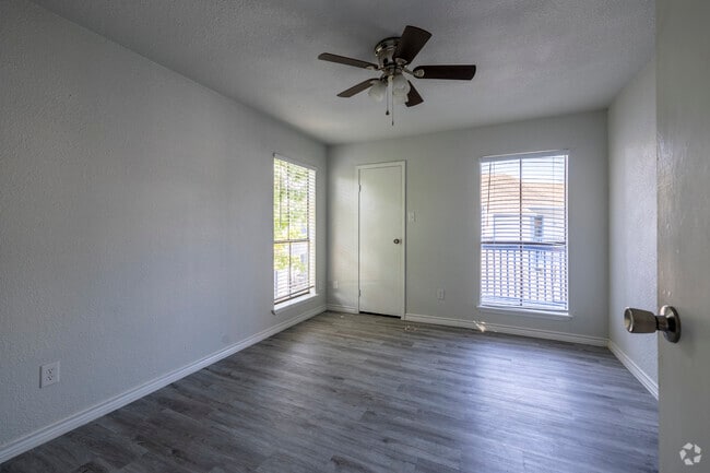 1BR/1BA 521 SF - Bedroom (Unit 1) - ROOKWOOD GOLF APARTMENTS