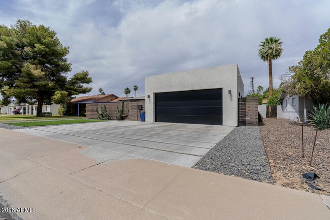 Building Photo - 2220 E Weldon Ave