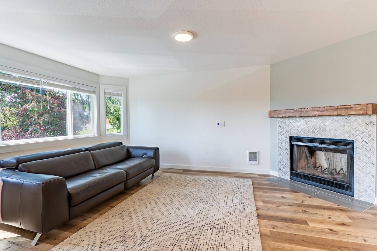 Photo - 906 N 101st St-Upper