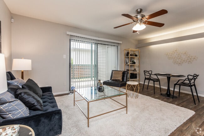 1HAB, 1BA - 689SF Sala de estar - Alamo Estates