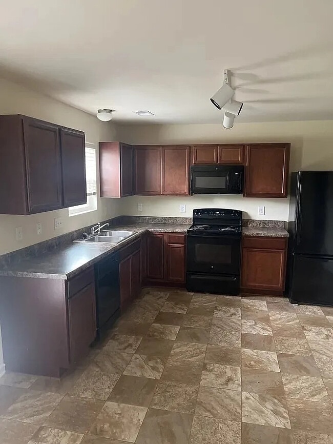 Photo - 4 Bedrooms 2.5 Bathrooms