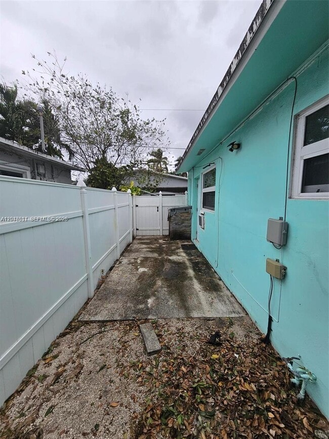 Building Photo - 915 SW 16th St Unit 1-2