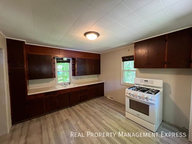 Photo - 925 N Blauvelt Ave