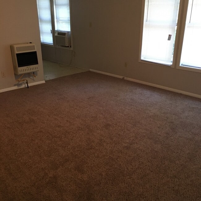 Photo - **  CLOSE TO THE U OF A **