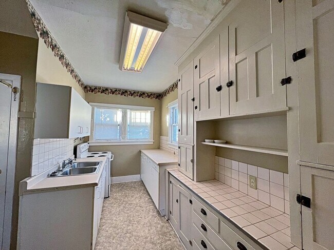 Photo - Spacious 4 bed 2 bath house $1195