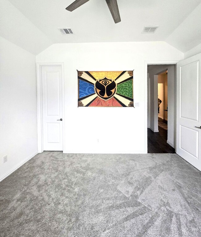 Photo - 536 Cedarwood St