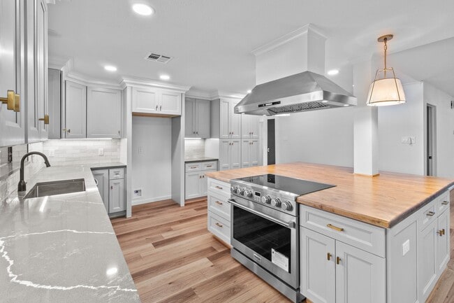 Building Photo - 128 Schooner