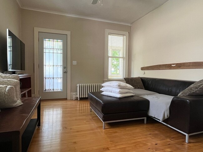 Building Photo - Charming, Sweet Home For Rent!