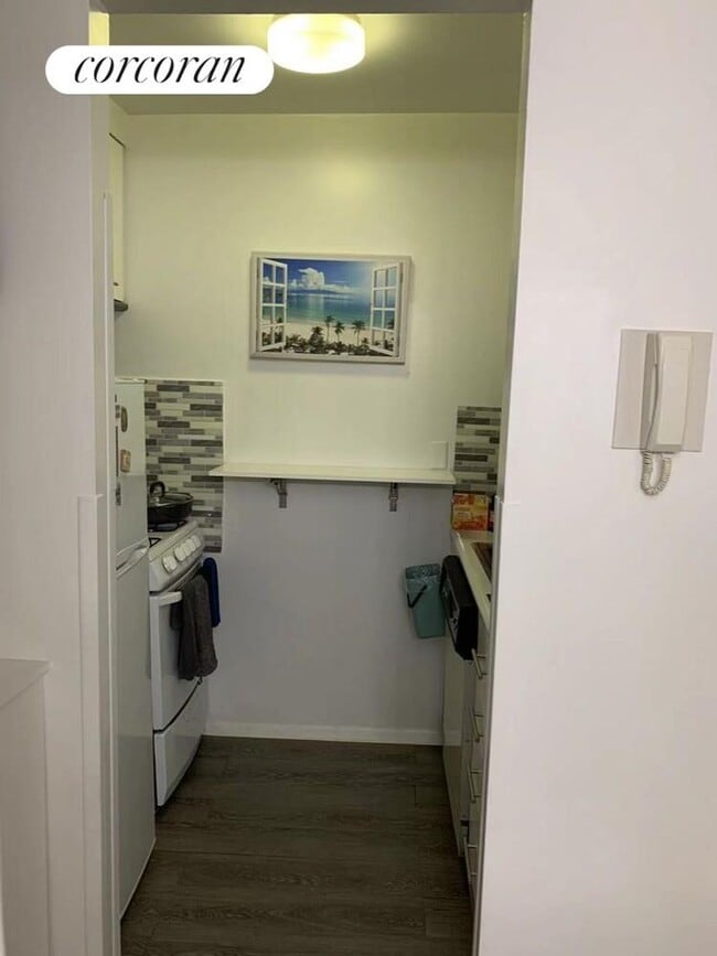 Photo - 350 W 50th St