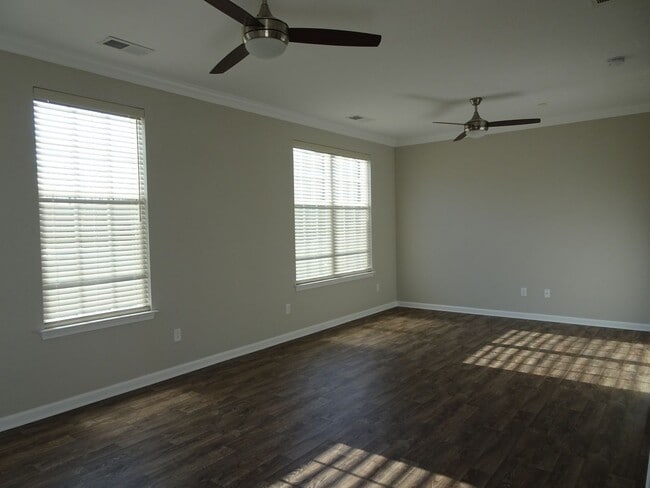 Photo - 108 Promenade Ln