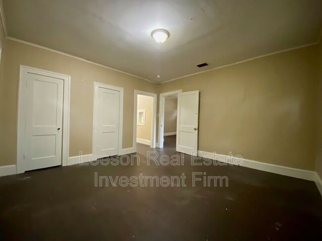 Photo - 636 W 72nd St