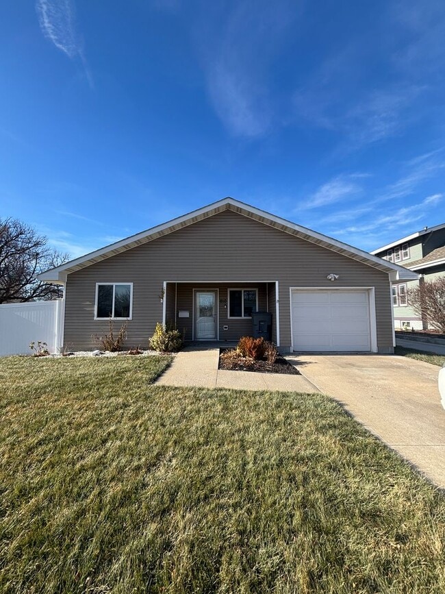 Building Photo - For Rent – 3 Bedroom | 1 Bathroom | Fully Fenced Yard