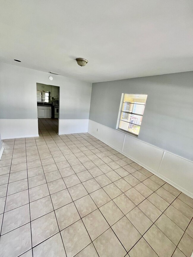 HUGE Lakeland 3BR/1BA w/Carport in Nice Re... - HUGE Lakeland 3BR/1BA w/Carport in Nice Re... House