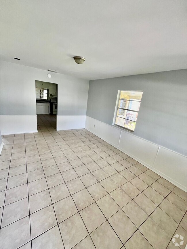 Building Photo - HUGE Lakeland 3BR/1BA w/Carport in Nice Re... Rental