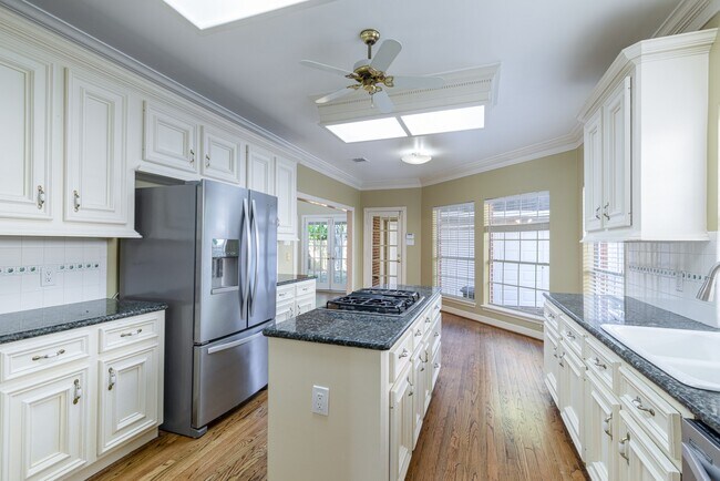 Photo - 4418 Jane St