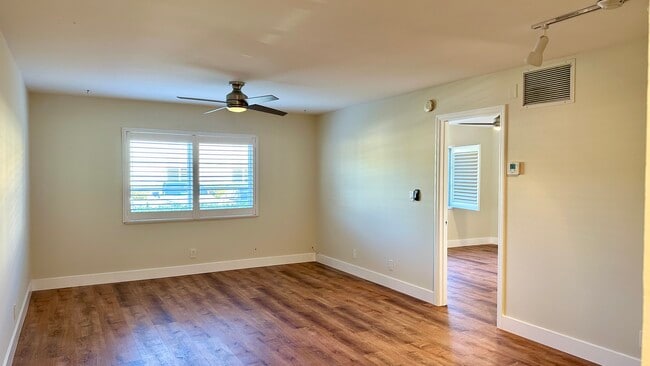 Building Photo - 12 NE 19th Ct Unit 109A Manor Grove Village