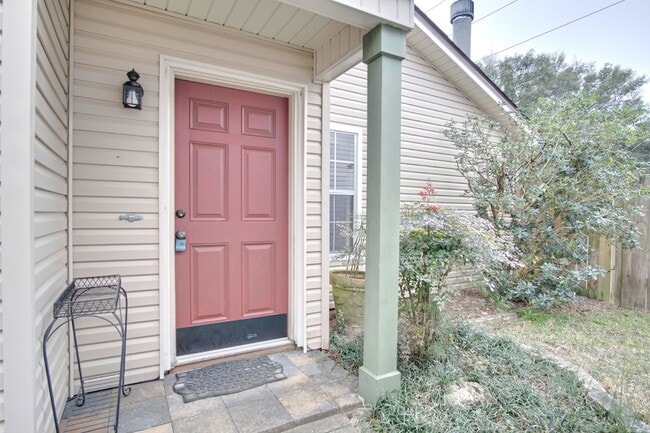 Photo - Beautiful 2-Bedroom, 2-Bath Duplex Near Ho...