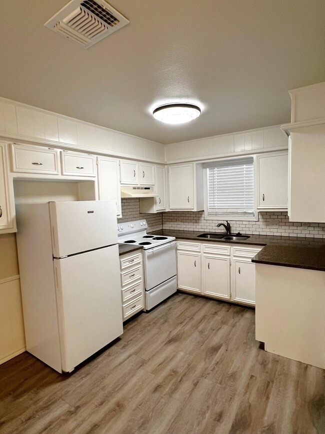 Photo - 7504 Avenue W