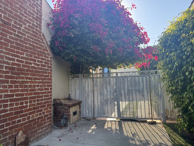 Photo - 1155 S La Jolla Ave Unidad backhouse