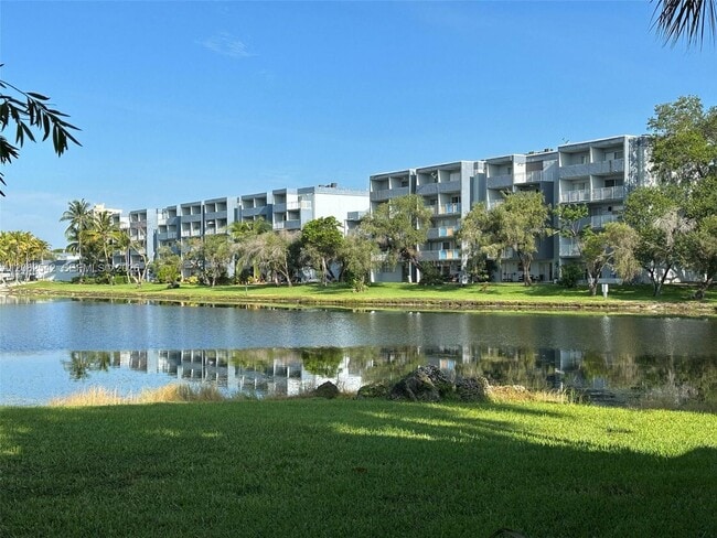 Building Photo - 9359 Fontainebleau Blvd Unit F417