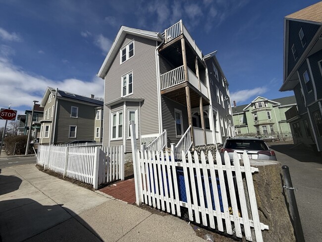 Building Photo - 13 Schuyler St Unit 2