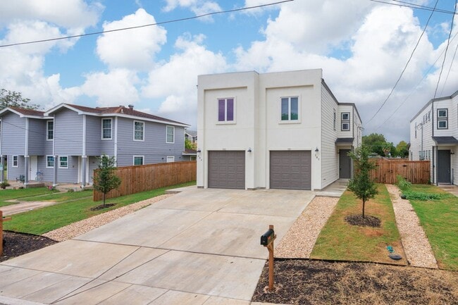 Building Photo - Spacious and Modern Townhome!