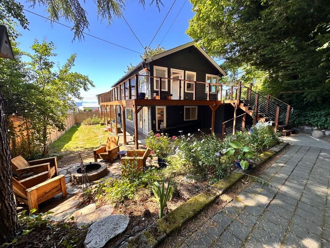 Charming West Seattle Home with Views of P... - Charming West Seattle Home with Views of P...