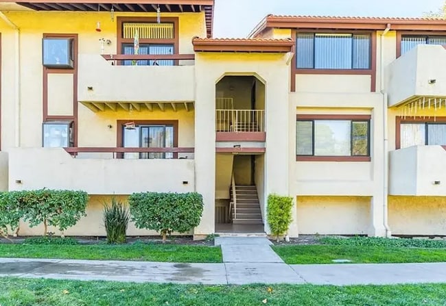 Building Photo - 18085 Sundowner Way Rental