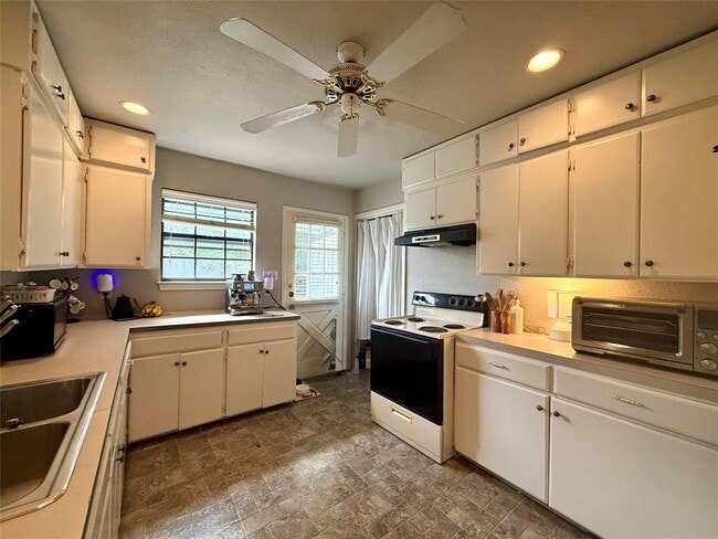 Photo - 1609 W 11th St