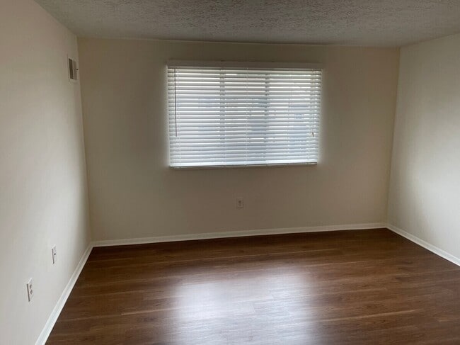 Building Photo - 501 Heather Ridge Dr Unit J Rental