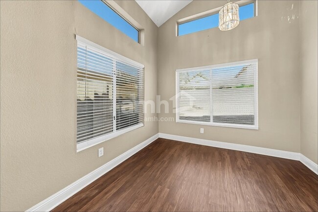 907 N Albert Dr