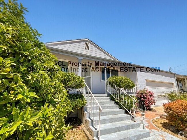 Building Photo - Charming 3-Bedroom Home with Lush Backyard...