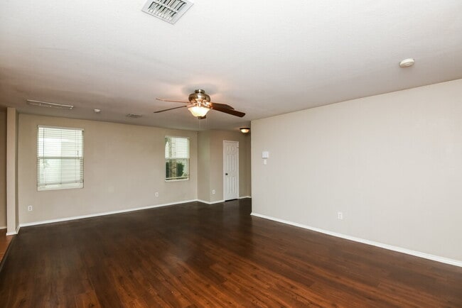 Photo - 205 Cres Ridge Dr