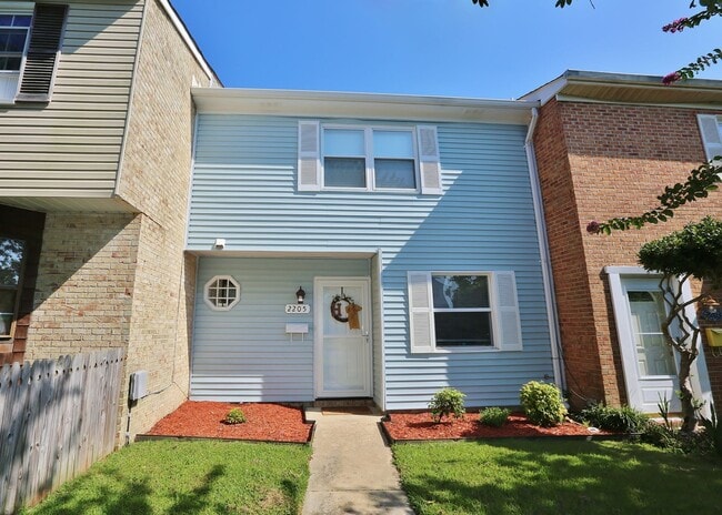 Building Photo - Amazing 2 Bedroom Townhome in Washington Square! Available 03-06-26! All Appliances Convey!