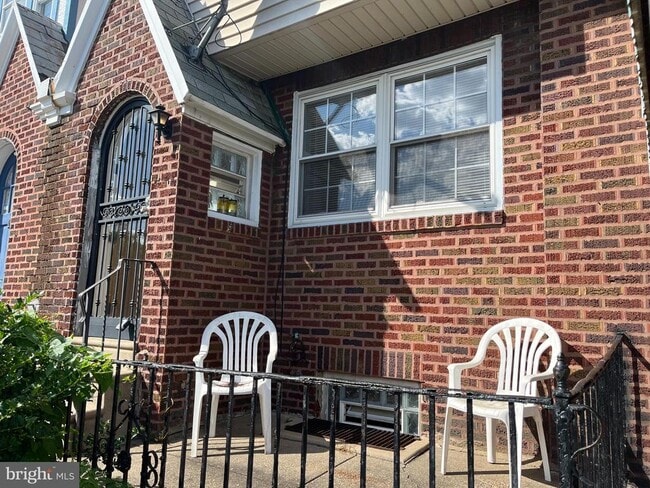 Building Photo - 1323 Gilham St