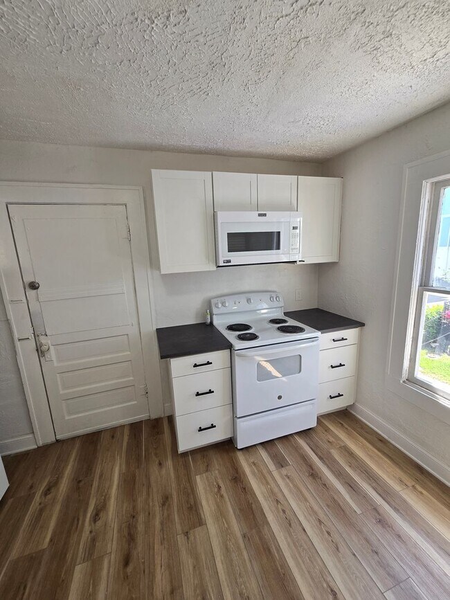 Photo - MOVE IN SPECIAL !! SPACIOUS 1/1 CONVENIENTLY LOCATED CLOSE TO DOWNTOWN ST. PETERSBURG
