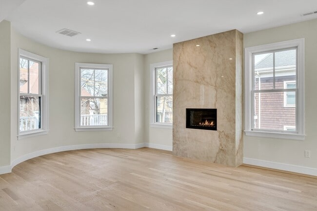 Building Photo - 77 Thorndike St Rental