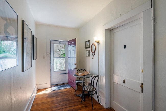 Building Photo - 903 Clarendon St Unit B