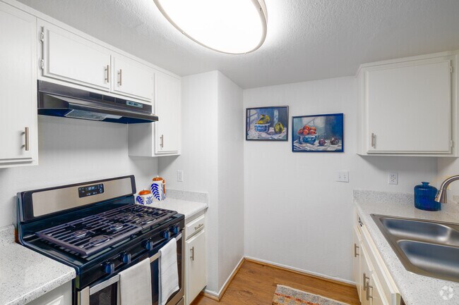 1BR, 1BA - 628SF - Kitchen