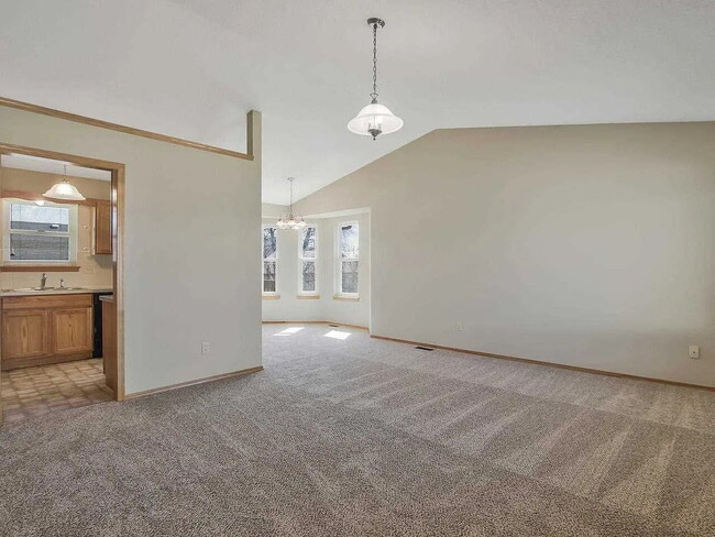 Photo - 812 S Red Oaks Cir