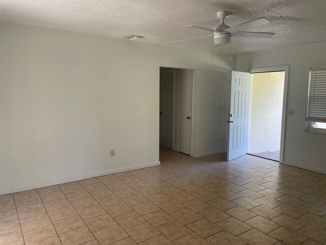 Photo - 728 Greenleaf Ave