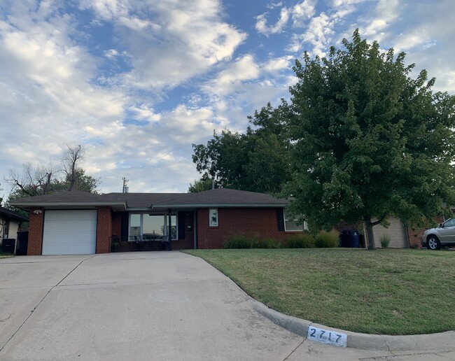 Building Photo - 2717 Clermont Pl