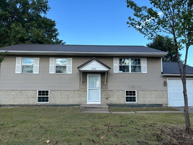 Building Photo - 3 Bedroom, 3.5 Bath w/Garage Single Family Home in Camanche, IA